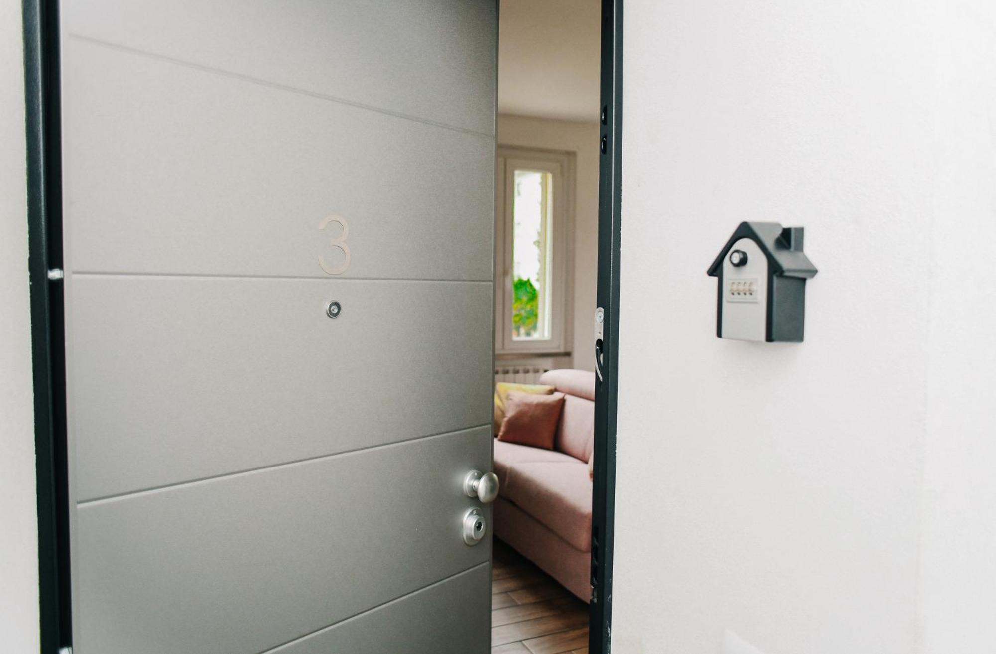Lora Diamond Suite ,Free Parking, Self Check In,3 Комо Екстериор снимка